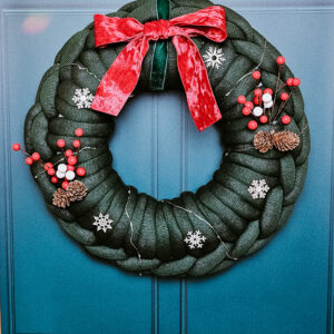 Couronne de Noël en tricot géant